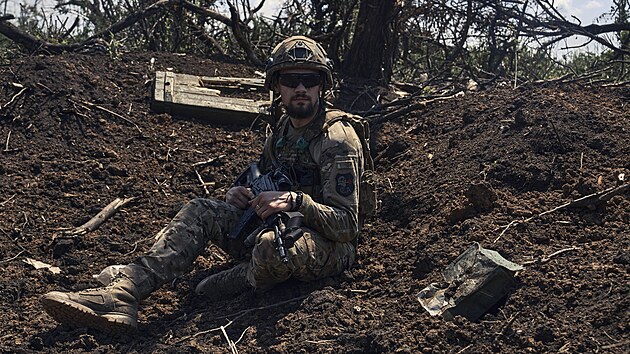 Ukrajinsk vojk odpov u zkopu u Bachmutu v Donck oblasti. (4. ervence 2023)
