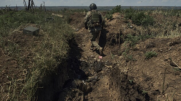 Ukrajinsk vojk v zkopu u Bachmutu v Donck oblasti (4. ervence 2023)