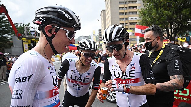 Jezdci z tmu UAE po prvn etap Tour de France. Zleva Tadej Pogaar, Rafal Majka a Adam Yates