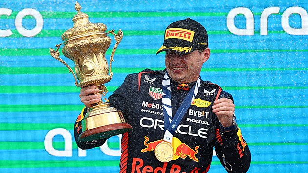 Max Verstappen s trofejí pro vítze Velké ceny Velké Británie