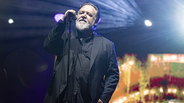 Russel Crowe vystoupil na �vodu karlovarsk�ho festivalu se svou kapelou Indoor Garden Party (30. �ervna 2023).