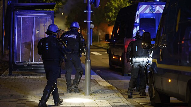 Francie zaila tvrtou neklidnou noc plnou protest. Ty vyvolala smrt sedmnctiletho mladka. (1. ervence 2023)