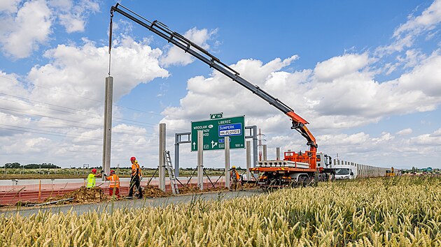 Stavebn� d�ln�ci osazuj� protihlukov� st�ny na D11 ve Svobodn�ch Dvorech u Hradce Kr�lov�. (4. �ervence 2023)