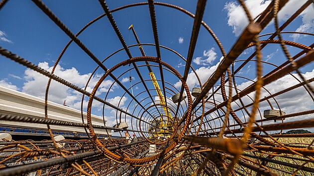 Protihlukov� st�ny kolem D11 u Hradce po�adovali m�stn� obyvatel� i obce. (4. �ervence 2023)