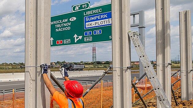 Stavebn� d�ln�ci osazuj� protihlukov� st�ny na D11 ve Svobodn�ch Dvorech u Hradce Kr�lov�. (4. �ervence 2023)