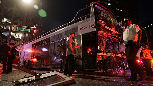 Sr�ka dvou autobus� v New Yorku m� v�ce ne� 80 zran�n�ch. (7. �ervence 2023)