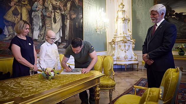 Ukrajinsk prezident Volodymyr Zelenskyj se na Praskm hrad setkal s trnctiletm tce nemocnm Antonem, kter pochz z Boryslavi, ale v esku se l. (6. ervence 2023)