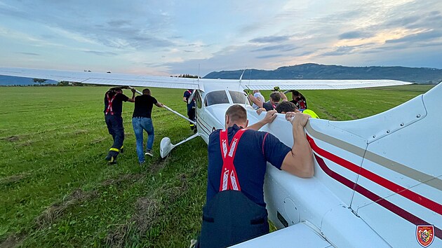 Dv hasisk jednotky zasahovaly v ptek 30. ervna 2023 u nehody malho letounu Cessna 172 ve Frdlantu nad Ostravic.