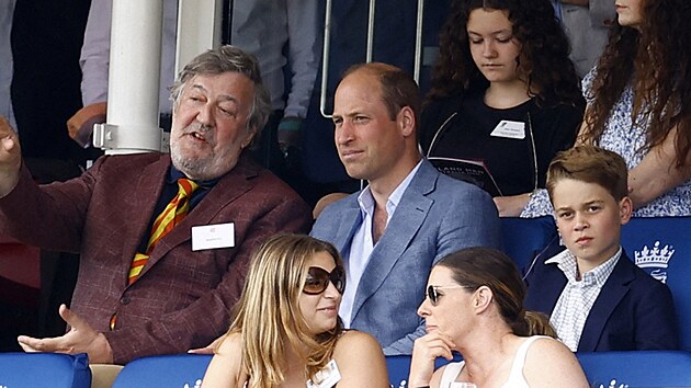 Herec Stephen Fry, princ William a princ George na kriketovm zpase mezi Angli a Austrli (Londn, 1. ervence 2023)
