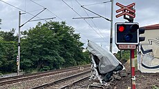 Na elezniním pejezdu v Mlníku se srazil vlak s dodávkou. (2. ervence 2023)
