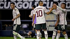 Fotbalisté Mexika slaví trefu Éricka Sáncheze (vpravo) proti Kostarice.