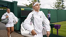 Tenistka Karolína Muchová nastupuje k zápasu prvního kola Wimbledonu.