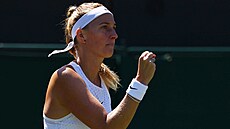 Tenistka Petra Kvitová slaví zisk fiftýnu ve druhém kole Wimbledonu.