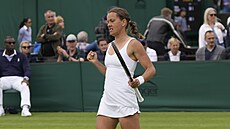 Barbora Strýcová oslavuje vítzný fiftýn v prvním kole Wimbledonu.