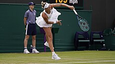 Markéta Vondrouová podává bhem osmifinále na Wimbledonu.
