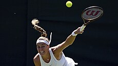 Petra Kvitová podává ve druhém kole Wimbledonu.