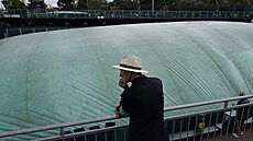 Wimbledon v posledních dnech asto pipomíná scénu z kultovního eského filmu...
