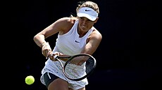 Linda Fruhvirtová bhem debutu v hlavní souti Wimbledonu.