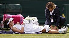 Barbora Krejíková se nechává oetovat bhem druhého kola Wimbledonu.