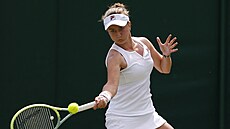 Barbora Krejíková bhem druhého kola Wimbledonu.