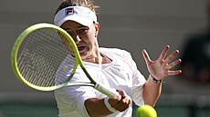 Barbora Krejíková hraje forhend bhem prvního kola Wimbledonu.