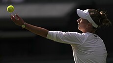 Barbora Krejíková servíruje bhem prvního kola Wimbledonu.