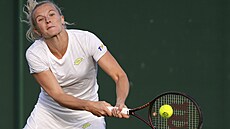 eská tenistka Kateina Siniaková hraje bekhendový úder v prvním kole...