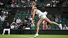 eská tenistka Petra Kvitová servíruje bhem prvního kola Wimbledonu.