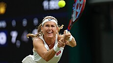 Marie Bouzková se natahuje po míku bhem tetího kola Wimbledonu.