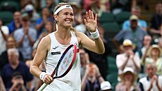 Marie Bouzková se raduje z postupu do osmifinále Wimbledonu.