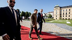 Ukrajinský prezident Volodymyr Zelenskyj p�ijel na Ú�ad vlády, kde ho p�ivítal...