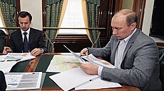 Vladimir Putin ve svém speciálním obrnném vlaku na snímku z roku 2012