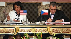 P�esn� p�ed patnácti lety, 8. �ervence 2008, tehdej�í �éf �eské diplomacie...