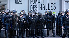 Francouzská policie zasahuje na demonstraci v Paíi. (30. ervna 2023)