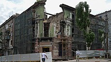 Zniená budova v okupovaném ukrajinském Mariupolu (26. ervna 2023)