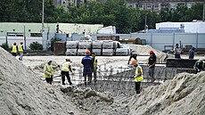 Dlníci pracují na stavb v Ruskem okupovaném Mariupolu na Ukrajin. (1....