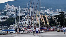 Lidé na nábeí v Jalt na Krymském poloostrov (18. ervna 2023)