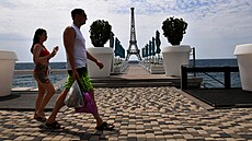 Pár prochází kolem kopie Eiffelovy ve na plái erného moe v Jalt. (19....