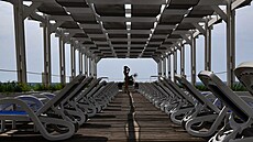 ena stojí na plái erného moe v Jalt na Krymu. (19. ervna 2023)