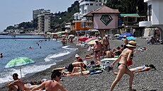 Lidé odpoívají na plái erného moe v letovisku Aluta na Krymském...