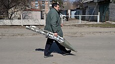 Mu odnáí zbytek kazetové rakety v Charkov na severovýchodní Ukrajin. (25....