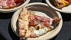 Ne všechna newyorská pizza je však křupavá, například ta sicilská takto...