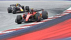 Carlos Sainz se brání ped dotírajícím Sergiem Pérezem.