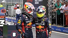 Max Verstappen a Sergio Pérez se zdraví po povedené Velké cen Rakouska.