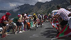 Dánský cyklista Jonas Vingegaard z týmu Jumbo Visma úto�í v �esté etap� ve...