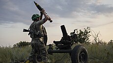 Ukrajinský voják 3. útočné brigády pálí ze 122mm minometu na ruské pozice na...
