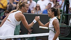 Petra Kvitová (vlevo) pijímá gratulaci k postupu do osmifinále Wimbledonu od...
