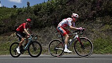 Puntíkatý Neilson Powless a Laurent Pichon ve t�etí etap� Tour de France