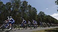 VE VÝHNI. Peloton v horké sedmé etap Tour