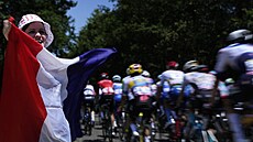 MIK. Peloton míjí francouzskou fanynku v sedmé etap Tour